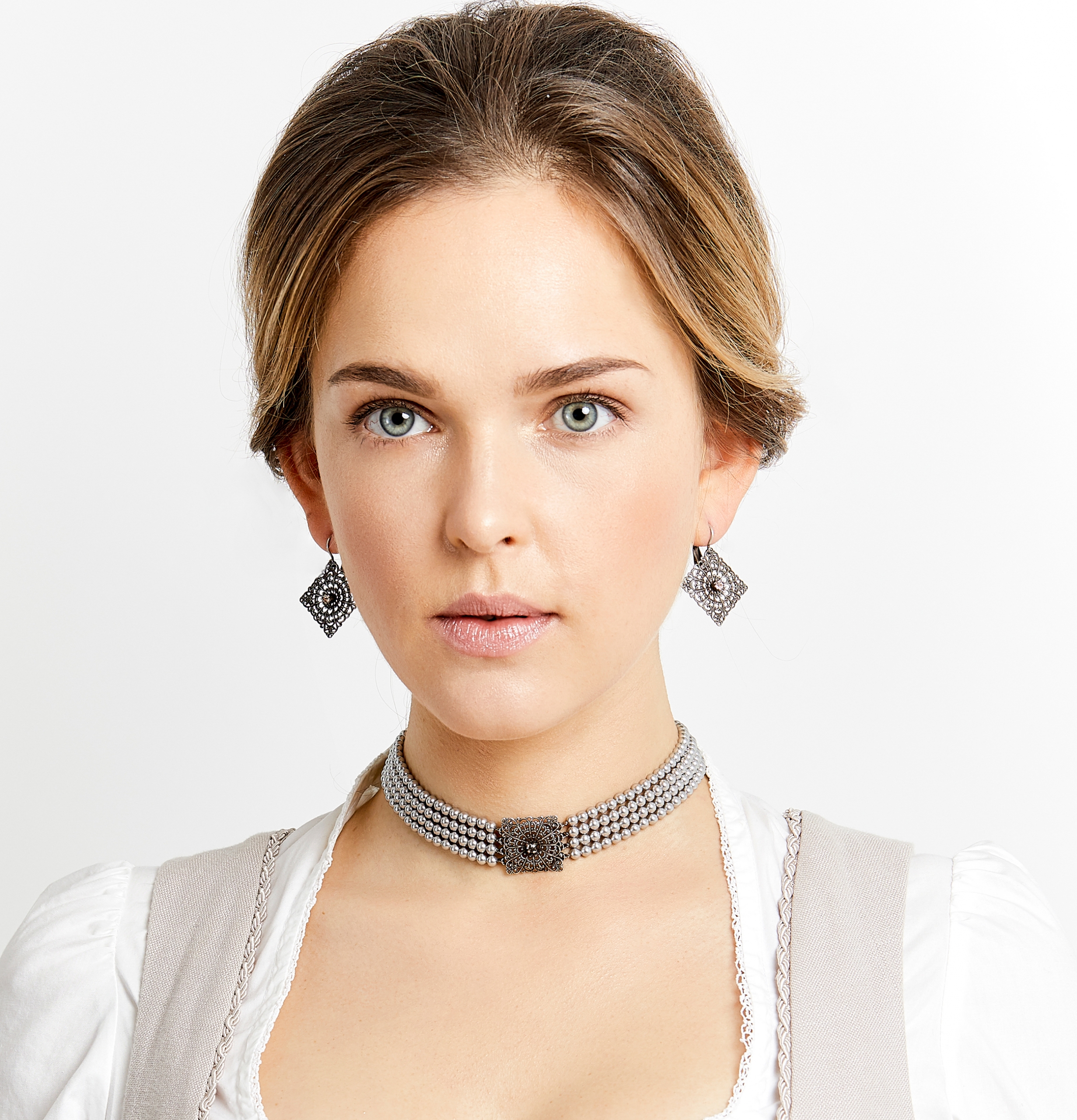 Seenberg, Trachtenschmuck, Trachtenkette, Trachtenkropfkette, Choker, Ohrringe, altsilber, grau, Perlen, Kristall, Österreich